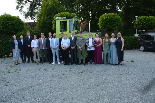 Gruppenfoto mit (v. li.): Bettina Hasekamp-Harms (Schulleiterin der BBS III Stade), Jörn Schulz (Lehrer), Jos Henry Bastein, Jorve Schröder, Willy Peter Fieger, Tamo Raap, Marius Hartig, Lukas Klindworth, Fabian Semrau, Jon Martens, Tom-Luca Leskau, Daniel Höft, Berenike Schulz und Felina Niemann, Neeke Bellmann und Inger-Roxanne Martens (Ausbildungsberaterin) | Foto: Inger-Roxanne Martens