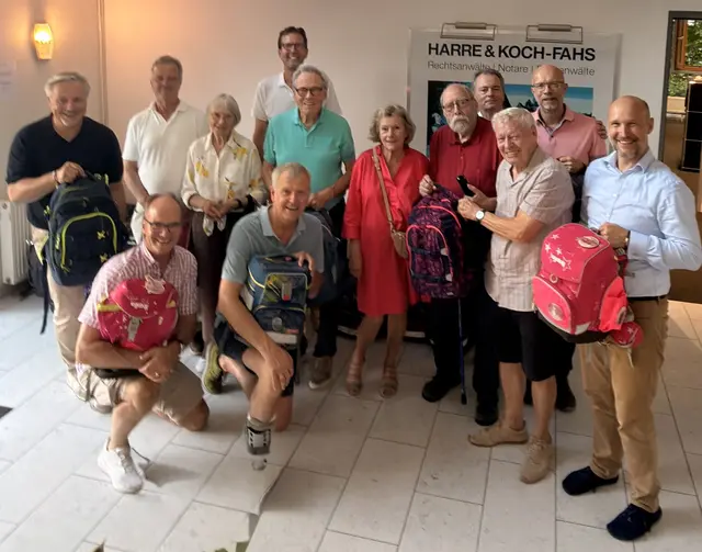Die Mitglieder des Lions Club Buchholz-Nordheide reinigten und befüllten die eingesammelten Schulranzen. | Foto: Lions Club Buchholz-Nordheide