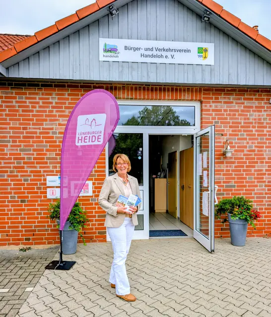 Mit Dörte Cohrs steht den Besuchern der Tourist-Info in Handeloh eine engagierte Kraft im Büro als Ansprechpartnerin zur Verfügung | Foto: Bürger- und Verkehrsverein