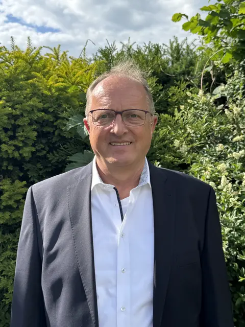 „Für einen starken Einzelhandel und freie Fahrt: Henning Schwieger plant den Abbau von Bürokratie und den klaren Erhalt von Parkplätzen im Zentrum“ | Foto: Henning Schwieger