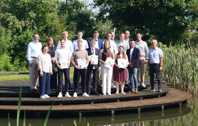 Gruppenfoto mit (hinten, v. li.):  Michael Senf, Margarita Beer, Erik Brunckhorst, Hannes Jahnke, Michel Holst-Oldenburg, Friedrich Schliecker, Dr. Rode, Lukas Lühs, Dirk Quast, Simon Ecks sowie (vorne, v. li.): Dorothee Peiper, Nils Breckwoldt, Jakob Lühders, Nico Hahl, Lotta Schuback, Tina Stauder, Karsten Palm, und Dr. Matthias Görgens | Foto: Esteburg