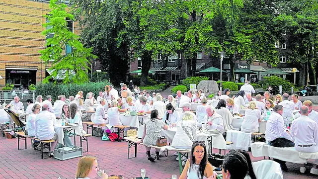Das White Dinner ist ein besonderes Ereignis in der Buchholzer Innenstadt  | Foto: Beechwood Agency