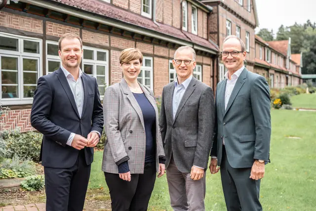 Freude über das hervorragende Ergebnis bei der Waldklinik Jesteburg (v. li.): Nils Hinnerk Aldag, Dr. Heike Jörn, Prof. Dr. Joachim Gerber und  Dr. Hans-Heinrich Aldag | Foto: Waldklinik