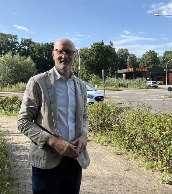 Bürgermeisterkandidat Michael Riedel an der Kreuzung Bremer Straße/Steinbecker Mühlenweg | Foto: Riedel