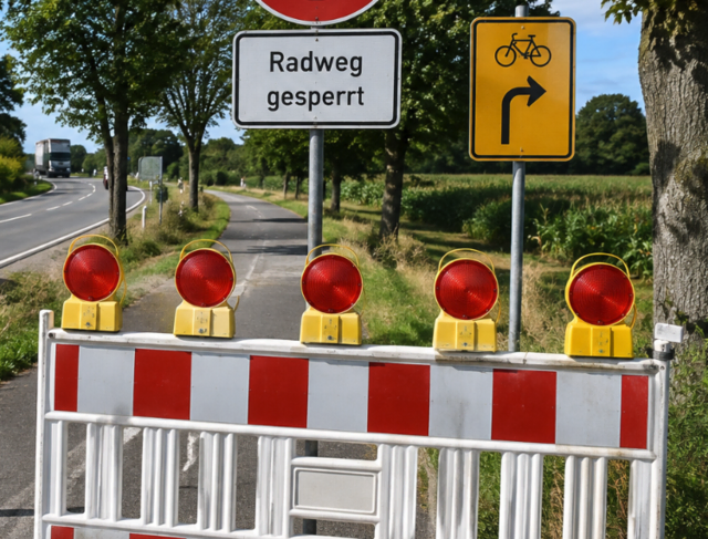 Zwischen Elstorf und Daerstorf wird der rund 1,2 Kilometer lange Radweg entlang der L235 erneuert und verbreitert. Während der Arbeiten werden Fahrbahn und Radweg voll gesperrt (Symbolbild) | Foto: KI-generiert