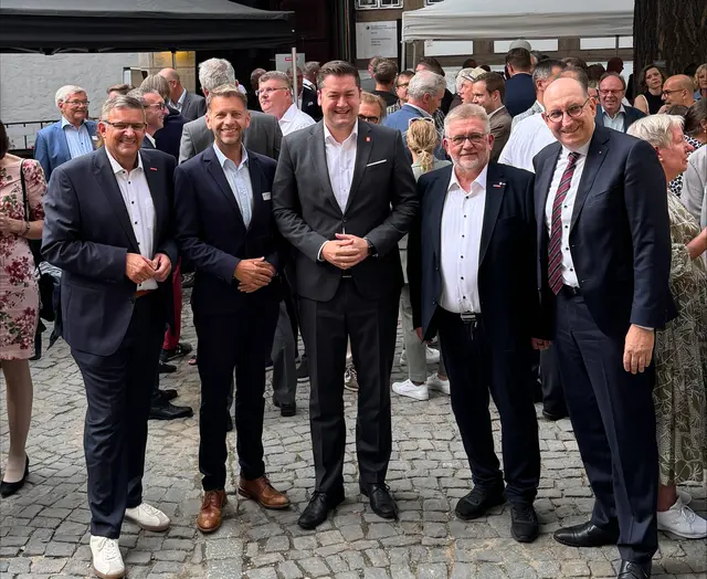 Hauptgeschäftsführer Matthias Steffen (li.), HWK-Präsident Detlef Bade (2. v. re.) und Staatssekretär Matthias Wunderling-Weilbier (re.) | Foto: Handwerkskammer