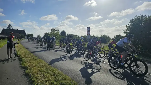 Die 110-Kilometer lange Strecke der Hobbyrennradfahrer führt unter anderem durch das Alte Land | Foto: Juliett Schinner