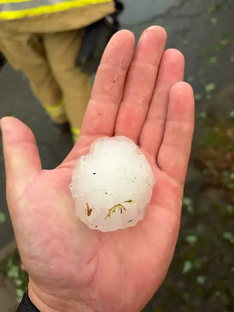 Solch riesige Hagelkörner sorgten beim Unwetter am 13. Juli in Heidenau für massive Schäden und Verwüstung | Foto: sh
