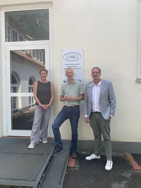 Freude über die Unterstützung durch die Sparkasse (v. re.): deren Regionalleiter Ingo Gräper, "InGe"-Geschäftsführer Nikolaus Lemberg und Nicola Wieben, neue Teamleiterin der Schulkindbetreuung in Salzhausen | Foto: Astrid Prömm