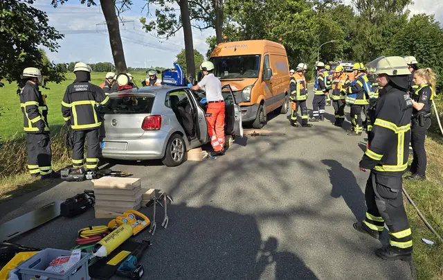 Die Feuerwehr Seevetal und die Feuerwehr Hamburg arbeiteten Hand in Hand bei der Befreiung eines Verletzten nach einem Verkehrsunfall in Moor