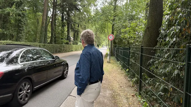 Während des Gesprächs fahren regeläßig Autos am Haus von Karsten vorbei | Foto: tml