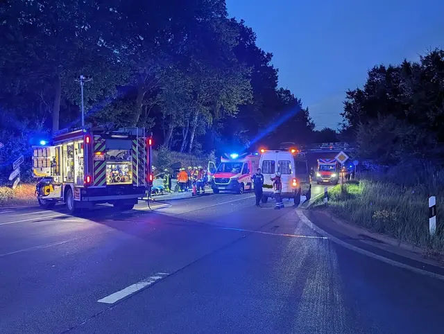 Die L215 musste komplett während der Rettungsmaßnahmen gesperrt werden | Foto: Freiwillige Feuerwehr Samtgemeinde Hanstedt