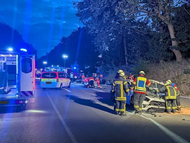 Die Insassen waren von den Ersthelfern aus den Fahrzeugen geretet worden | Foto: Freiwillige Feuerwehr Samtgemeinde Hanstedt