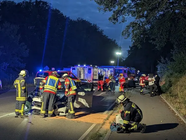 Feuerwehr und Polizei am Unfallort | Foto: Freiwillige Feuerwehr Samtgemeinde Hanstedt