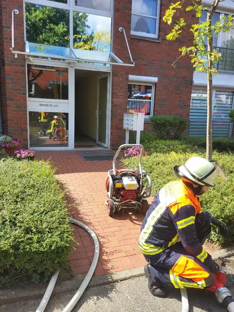 Die Feuerwehr sicherte das Gebäude, öffnete die Wohnung, aus der der Qualm kam