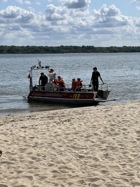 Mit dem Feuerwehr-Boot ging es hinaus auf die Elbe | Foto: Daniel Beneke/LK Stade