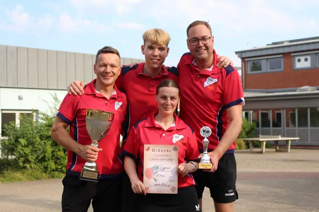 Sicherten sich den Wanderpokal: Hartwig Wilkens , Jan Niklas Tietje, Diana-Ana Kovacs, Dennis Banek | Foto: Ralf Koenecke
