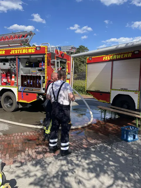Die Feuerwehren hatten eine schwere Löscharbeit bei sommerlichen Temperaturen über 30 Grad | Foto: Waldklinik