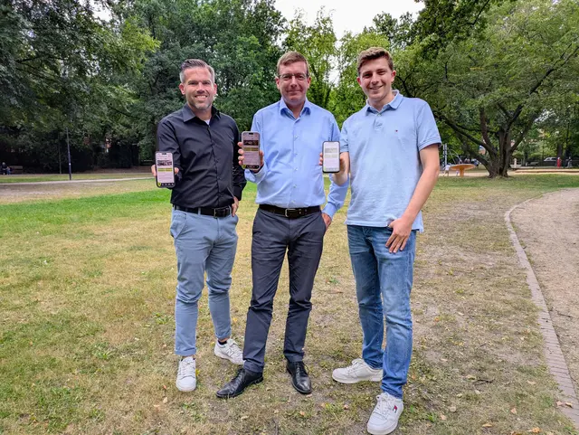 Sebastian Schaper (Fachbereichsleiter Finanzen und zentrale Steuerung), Dirk Hirsch (Erster Stadtrat und Timon Meier (Projektleiter) | Foto: Stadt Buchholz