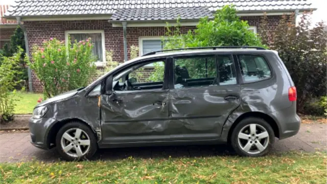 Der VW Touran wurde bei dem Unfall auf der L127 erheblich auf der linken Seite beschädigt | Foto: Polizei