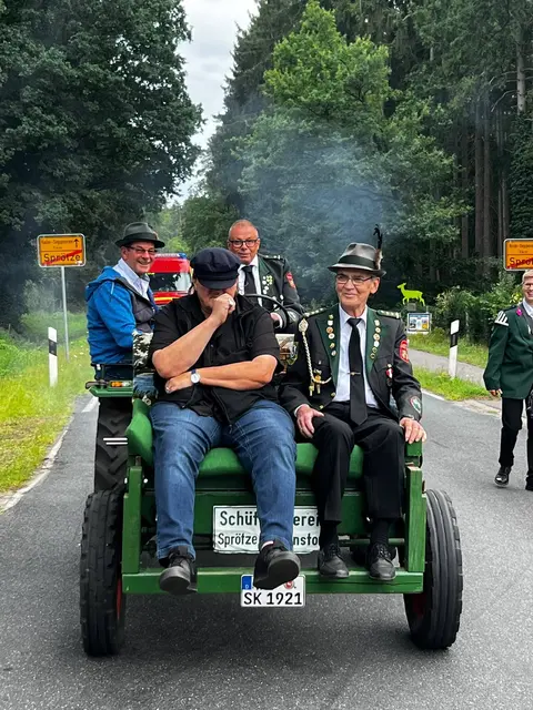 Tradition: Mit dem Traktor geht's zum Schützenplatz | Foto: Verein