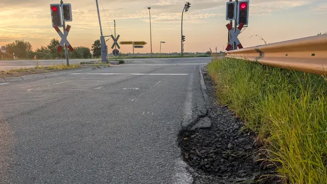 Dieses gigantische Schlagloch an der Osttangente gehört bald der Vergangenheit an | Foto: Jan Filter
