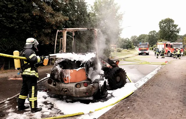 Mit Schaummitteln wurde der Radlader gelöscht | Foto: Rolf Hillyer-Funke/Feuerwehren SG Oldendorf-Himmelpforten