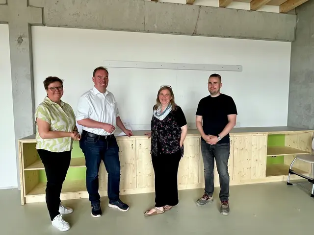 In der neuen Grundschule Stöckte (v. li.): Andrea Rasche-Cammann (Stadt Winsen), Bürgermeister André Wiese, Annette Kirchberg-Godemann (kommissarische Schulleiterin) und Janis 
Bakeberg (Stadt Winsen)  | Foto: Stadt Winsen