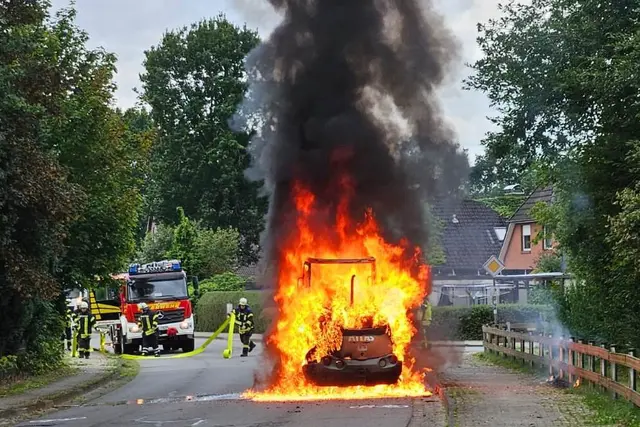 Der Radlader stand innerhalb von kürzester Zeit vollständig in Flammen | Foto: Torben Schröter/ Feuerwehr Himmelpforten