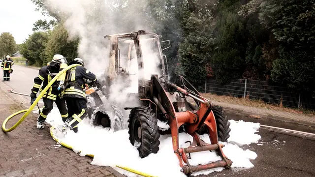 Einen Totalschaden an Radlader konnten die Feuerwehrkräfte trotz schnellen Eingreifens nicht mehr verhindern | Foto: Rolf Hillyer-Funke/Feuerwehren SG Oldendorf-Himmelpforten