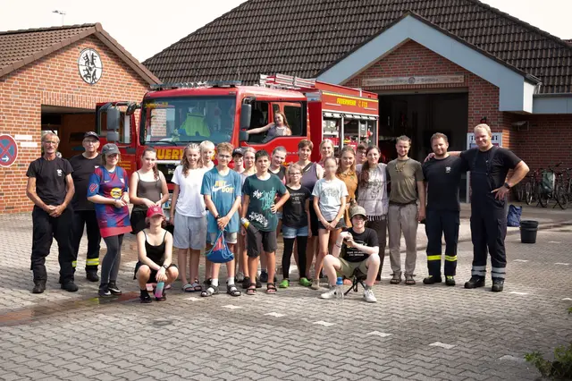 Die Gruppe des Naturpark-Elemente-Camps besuchte auch die Freiwillige Feuerwehr Vierhöfen | Foto: Alexander Meyer