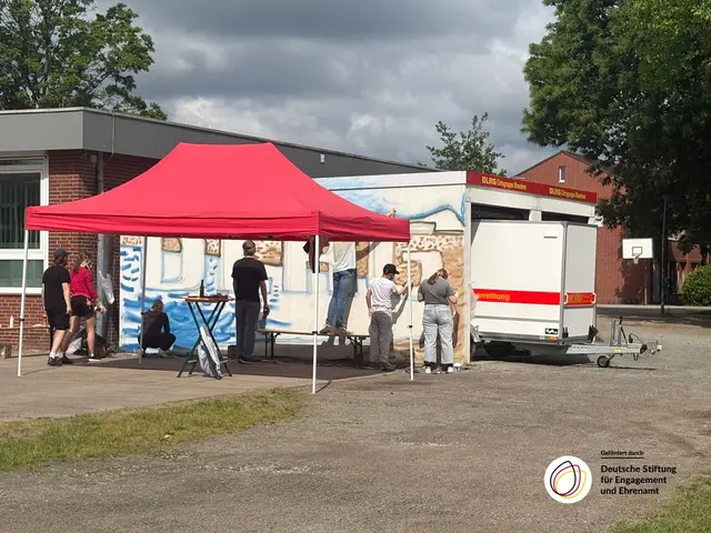 Die Teilnehmer des Graffiti-Workshops bei der Arbeit | Foto: DLRG Maschen