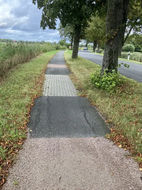 Blick auf den maroden Geh- und Radweg an der K 45 | Foto: Landkreis Stade