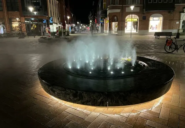 Das könnte das Wasserspiel vor dem Rathaus leisten, wenn der Wind nicht ganau dort meistens stark pustet. Schade. | Foto: Rüdiger Störtebecker