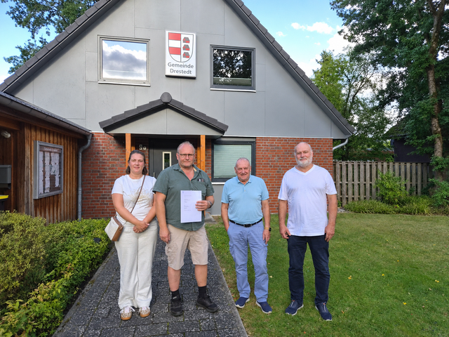 Angela Stylianos (v. li., 2. Vors. Hundeplatz Drestedt e. V. ), Christian Finke (1. Vors. Hundeplatz Drestedt e. V.), Bernd Apel (Bürgermeister) und Jürgen Cohrs (Gemeinderat) | Foto: S. Weißmann