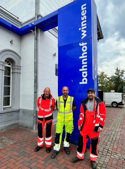 Die Stadtmeister Burghardt Holzaufderheiden (li.) und Steffen Gehrdau (re.) mit Christian Schröder (Bauhof) vor einem der Haupteinsatzorte | Foto: Stadt Winsen