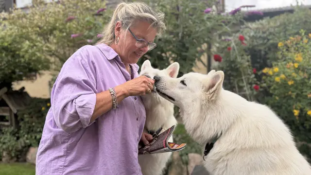 Gabriele Staatz-Duckert arbeitet mit ihren Hunden spielerisch und bereitet die Übungen für ihre Einsätze individuell vor - so auch beim Fototermin | Foto: tml