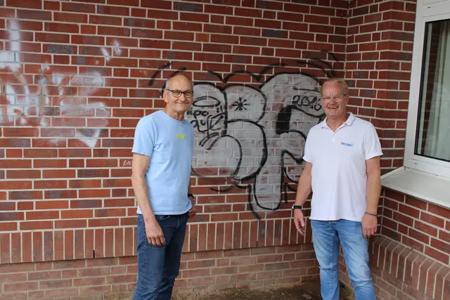 Vor der Säuberungsaktion: Trono-Chef Sven-Oliver Schrempp und Eyendorfs Bürgermeister Carsten Glahn | Foto: ce