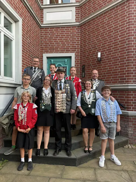 Schützenkönig Hans-Peter Schröder und Königin Antje Freudenberg (Mitte) sowie die weiteren Majestäten in Steinkirchen | Foto: Claudia Börger/SV Steinkirchen