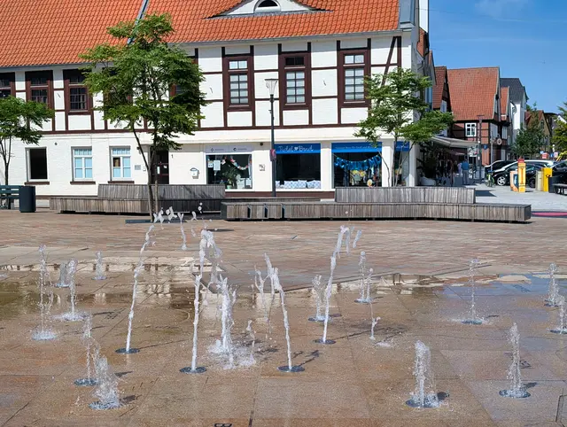 Auch das Wasserspiel auf dem Winsener Kirchplatz sorgt für eine Erfrischung bei den sommerlichen Temperaturen | Foto: Stadt Winsen