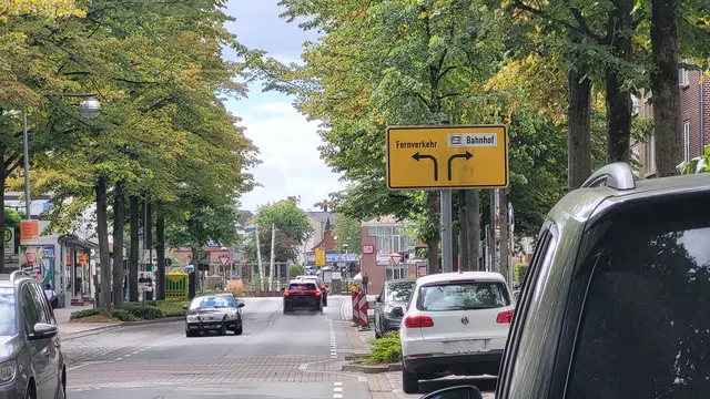 Drei Fahrzeuge hintereinander an der Ampel, die auf der rechten Spur  in falscher Richtung unterwegs sind