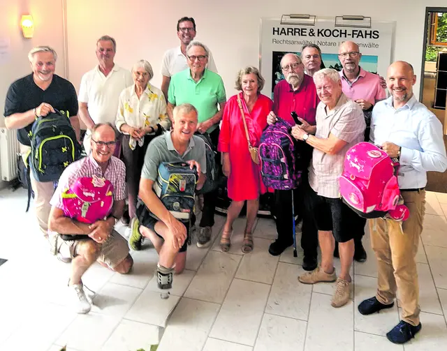 Die Mitglieder des Lions Club Buchholz-Nordheide reinigten und befüllten die eingesammelten Schulranzen | Foto: Lions Club Buchholz-Nordheide