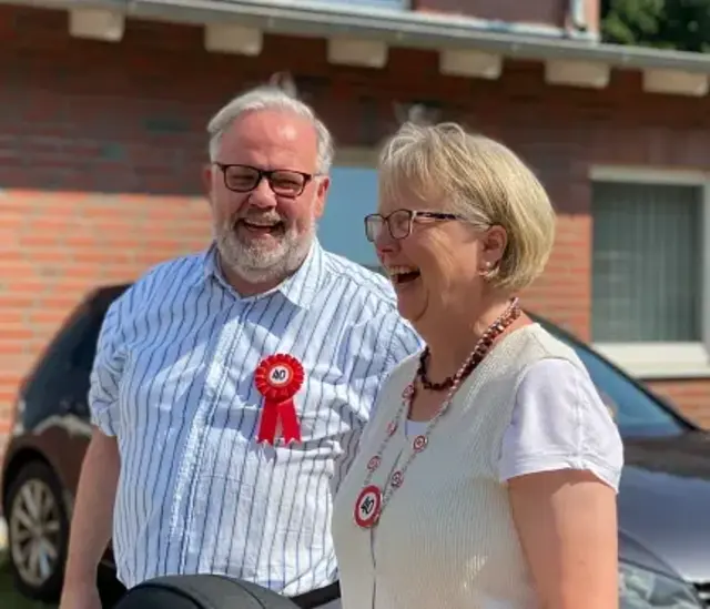 Grund zum Feiern: Jörn Klein und Birgit Erhorn sind seit jeweils 40 Jahren für die Gemeinde Rosengarten tätig – und haben auch nach vier Jahrzehnten im Rathaus offensichtlich noch gut lachen | Foto: Gemeinde Rosengarten