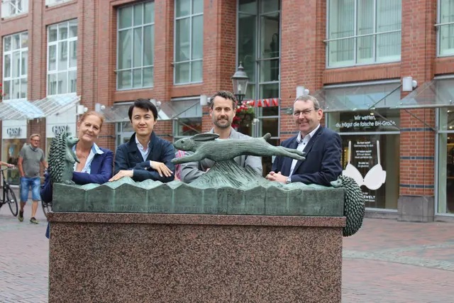Haiou Zhang (2. v. li.) mit den Sponsoren Carmen Berckholtz (Implantcast), Fabian Stackmann (2. v. re.) und Matthias Weiß (Sparkasse Harburg-Buxtehude) | Foto: sb