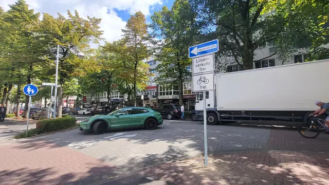Die Hinweisschilder sind eindeutig: Es darf nur in Richtung Innenstadt abgebogen werden