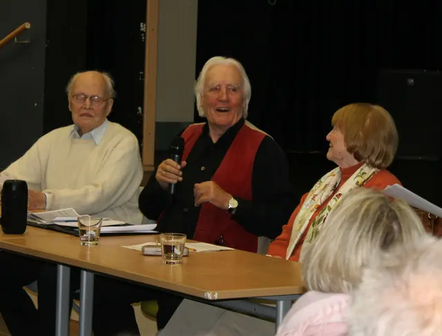 Die Zeitzeugen (v. li.) Hansjörg Petershagen, Manfred Hüllen und Frauke Petershagen berichten von ihren Erlebnissen | Foto: pöp