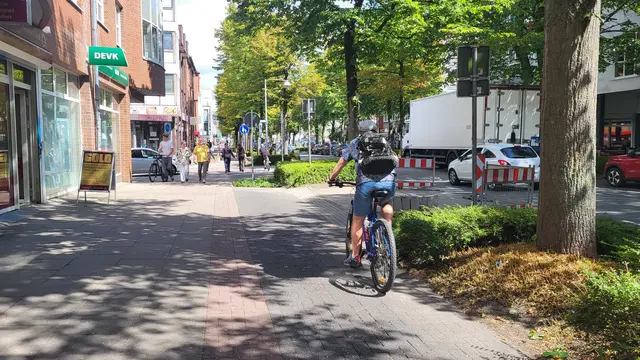 Viele Radfahrer nutzen nach wie vor die vermeintlichen Radwege auf dem Bürgersteig