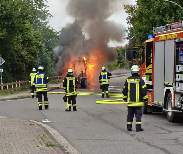 Der brennende Radlader | Foto: Polizeiinspektion Stade