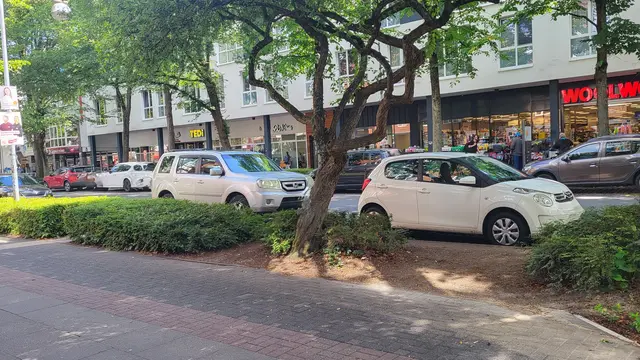 An parkenden Autos ist die Einbahnstraßenrichtung nicht zu erkennen: Erstaunlich viele Autos sind Dienstag mittags noch mit der Nase in Richtung Bahnhof geparkt 