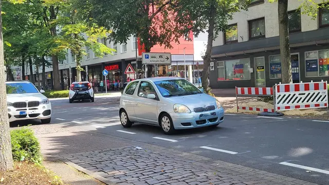 Eines von vielen Autos, die in die falsche Richtung fahren
